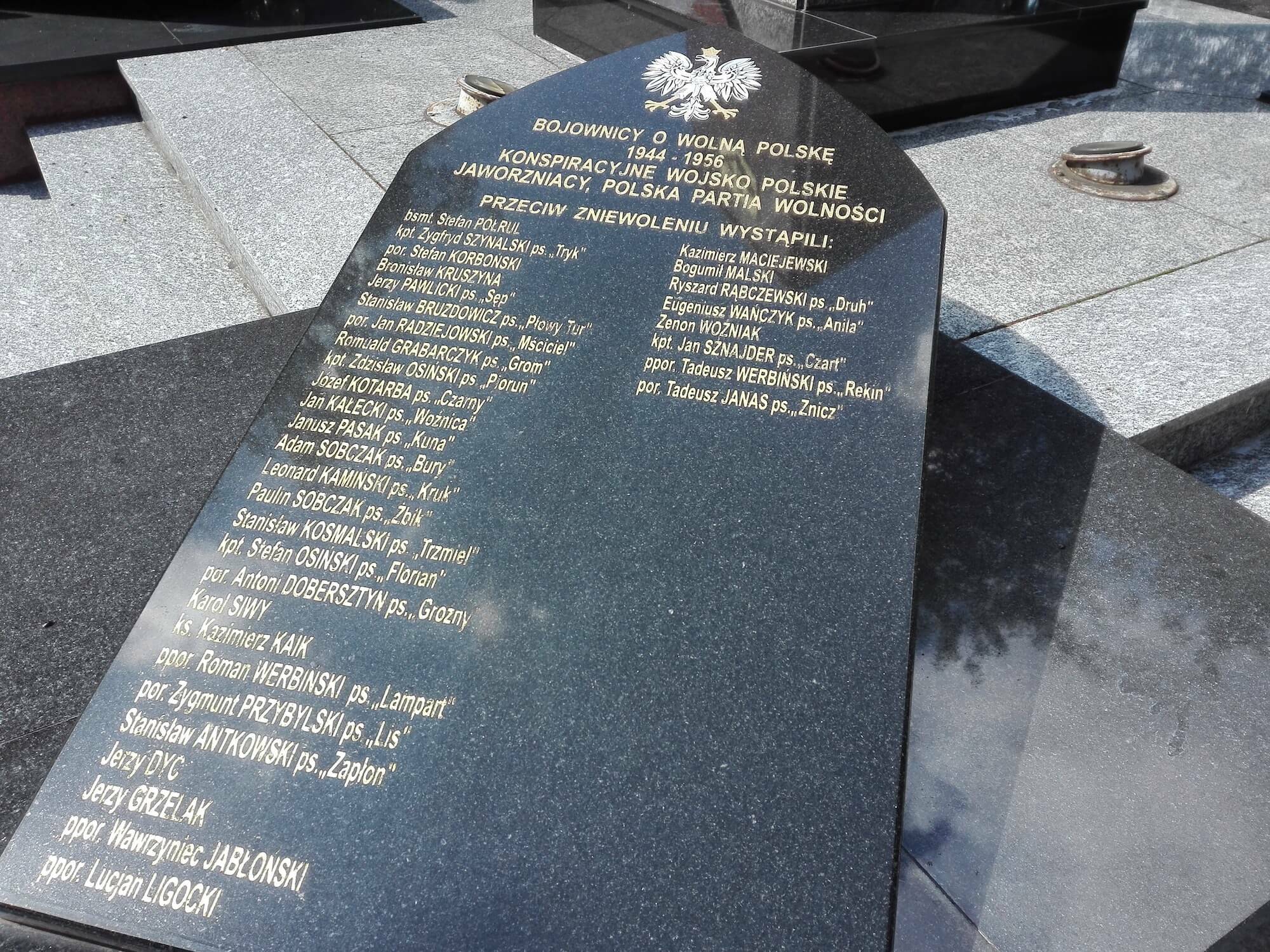 płyta przy pomniku w Słupcy