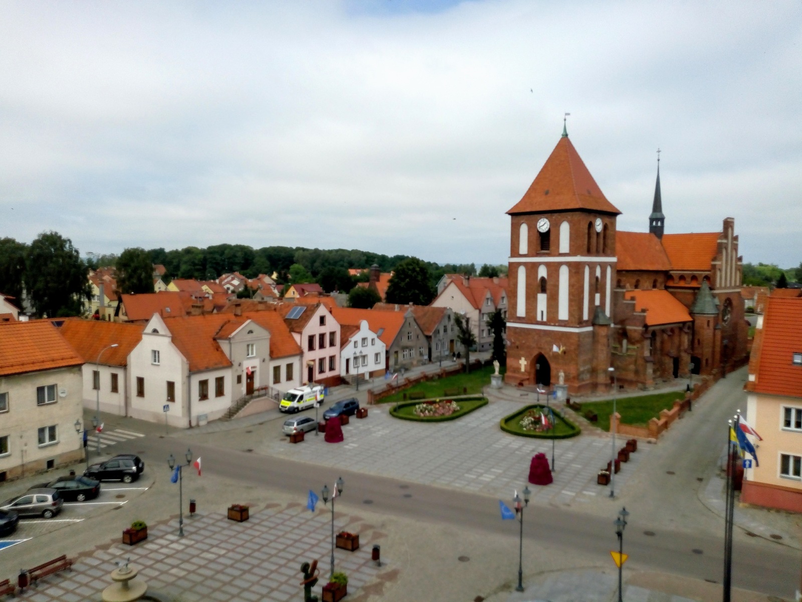 Rynek w Tolkmicku z kościołem