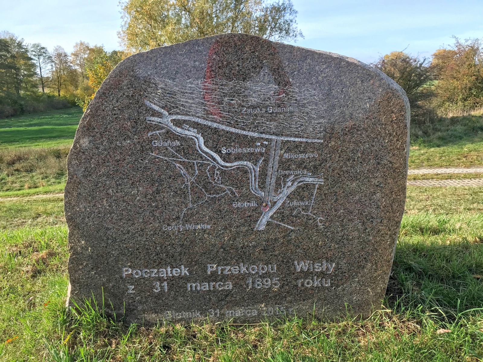 Pamiątkowy kamień z 2015 roku z mapką przekopu Wisły